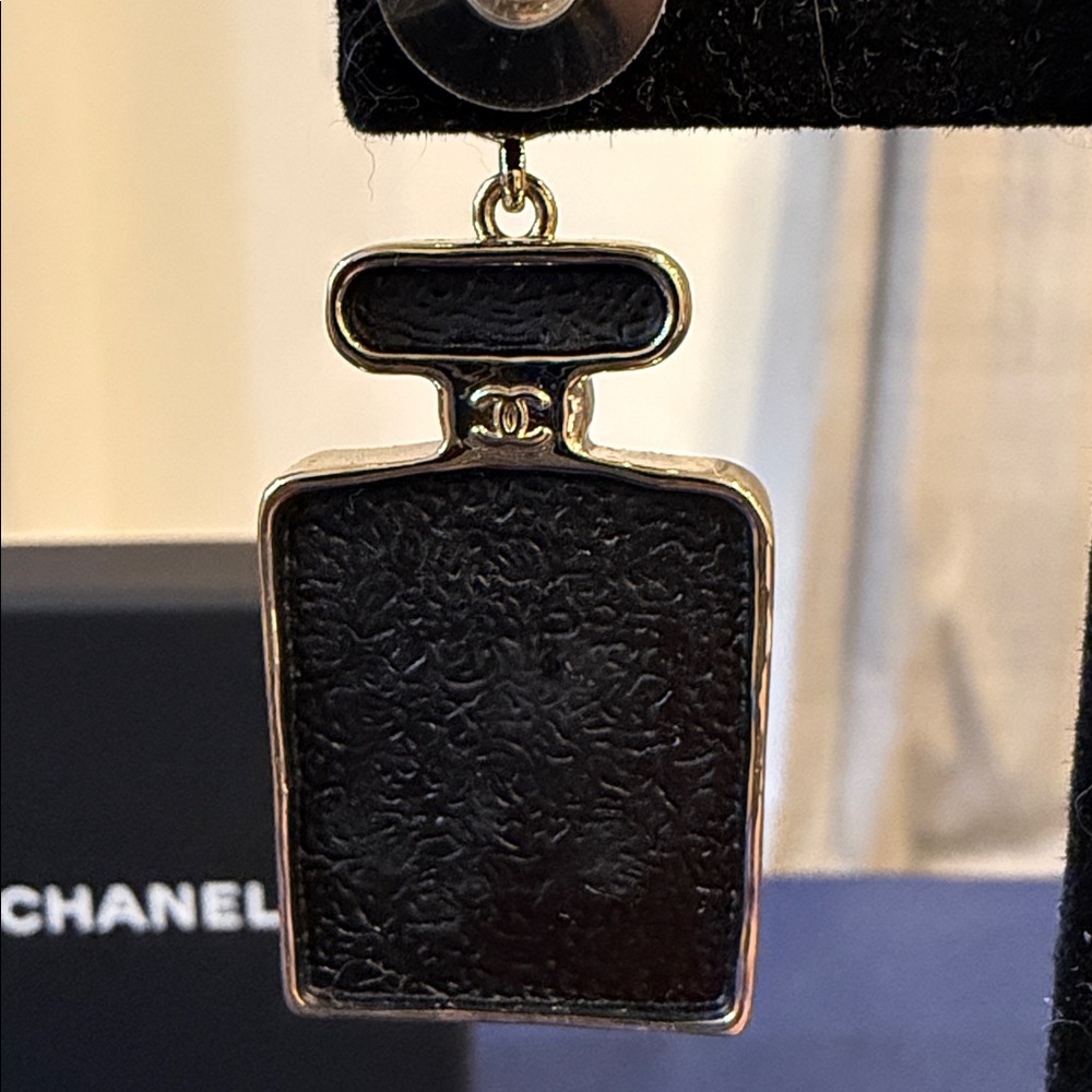 CHANEL | ✨NEW✨ 2023 Gold Plated & Leather Strass Perfume Bottle Earrings - Picture 5 of 7
